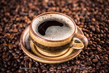 تصویر با کیفیت فنجان زیبای قهوه روی دانه های قهوه